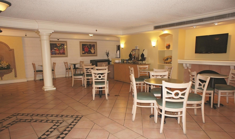 Imagen general del Hotel La Quinta Inn By Wyndham San Diego Vista. Foto 2
