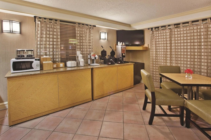 Imagen del bar/restaurante del Hotel La Quinta Inn By Wyndham Savannah Midtown. Foto 3