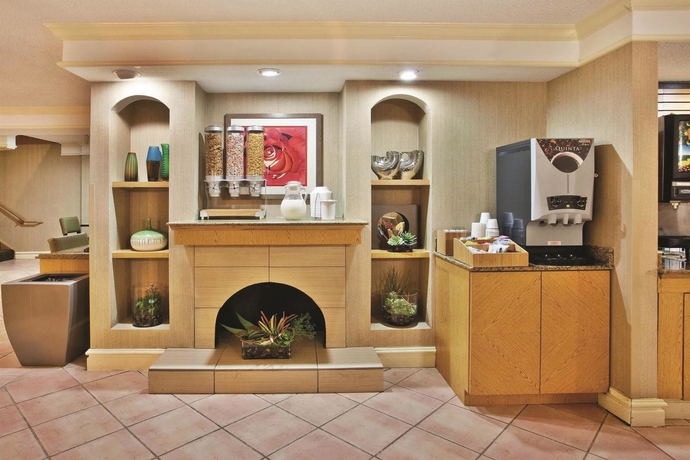 Imagen del bar/restaurante del Hotel La Quinta Inn By Wyndham Savannah Midtown. Foto 4