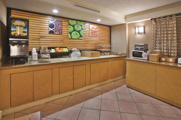 Imagen del bar/restaurante del Hotel La Quinta Inn By Wyndham Savannah Midtown. Foto 5