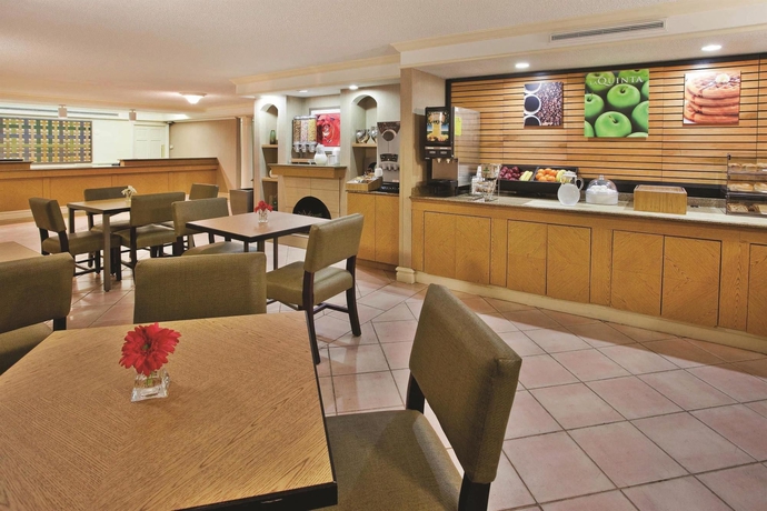Imagen del bar/restaurante del Hotel La Quinta Inn By Wyndham Savannah Midtown. Foto 6