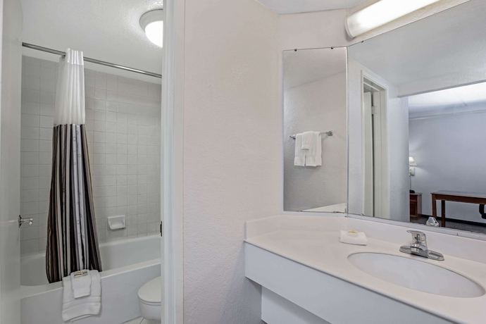 Imagen de la habitación del Hotel La Quinta Inn By Wyndham Stockton. Foto 11