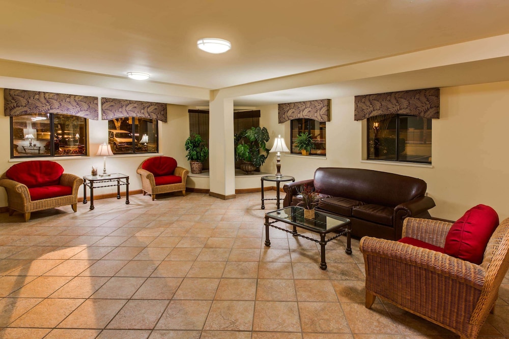 Imagen de los interiores del Hotel La Quinta Inn By Wyndham Tampa Near Busch Gardens. Foto 19