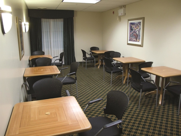 Imagen del bar/restaurante del Hotel La Quinta Inn By Wyndham Vancouver Airport. Foto 5