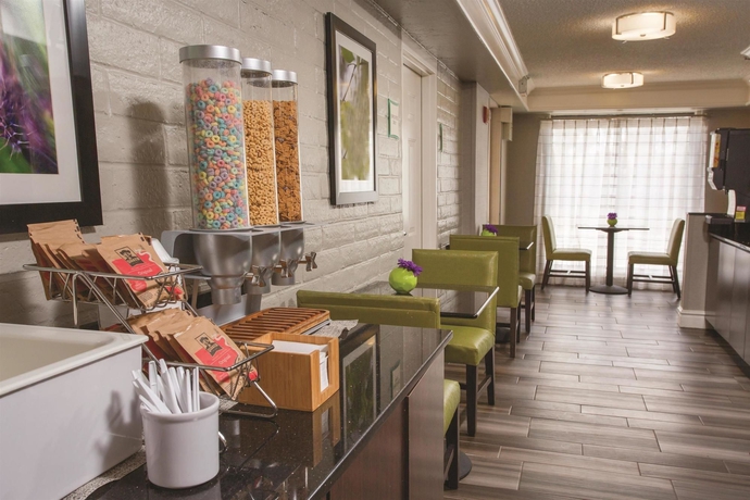 Imagen del bar/restaurante del Hotel La Quinta Inn By Wyndham Ventura. Foto 3