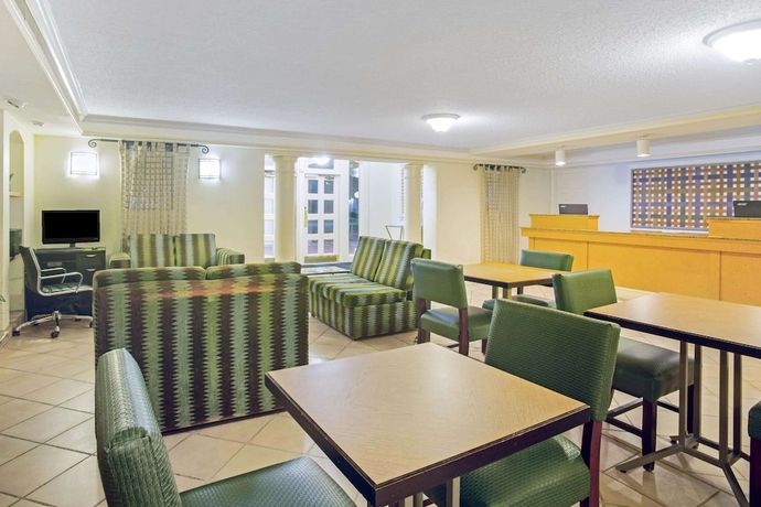 Imagen de los interiores del Hotel La Quinta Inn By Wyndham Victoria. Foto 19