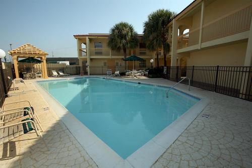Imagen de la piscina del Hotel La Quinta Inn Mobile. Foto 6