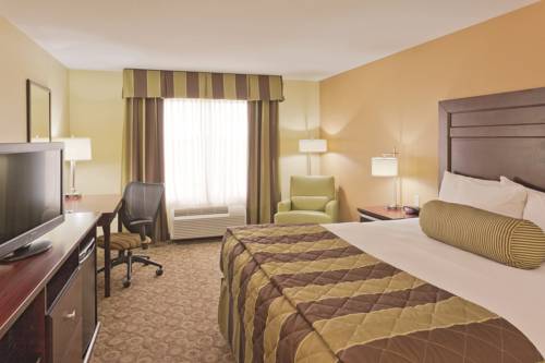 Imagen de la habitación del Hotel La Quinta Inn & Suites. Foto 4