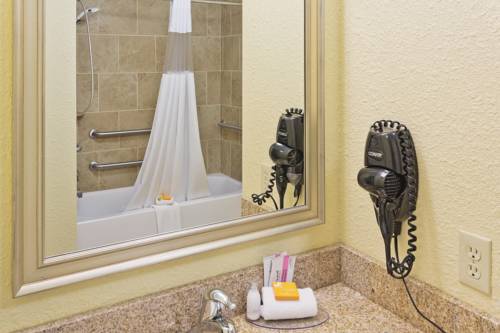 Imagen de la habitación del Hotel La Quinta Inn & Suites. Foto 7