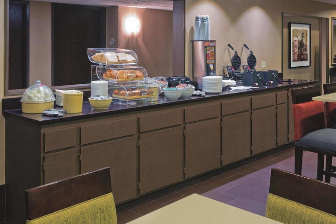 Imagen del bar/restaurante del Hotel La Quinta Inn & Suites Las Vegas Tropicana. Foto 3