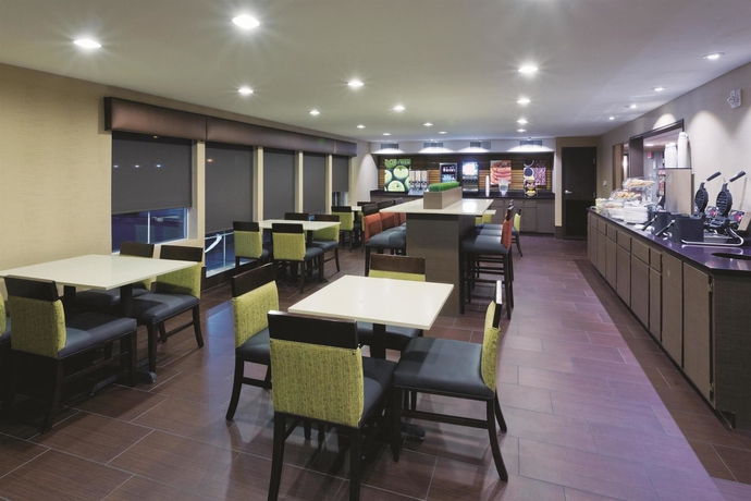 Imagen del bar/restaurante del Hotel La Quinta Inn & Suites Las Vegas Tropicana. Foto 4