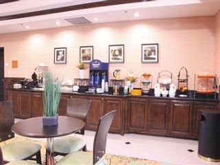 Imagen del bar/restaurante del Hotel La Quinta Inn & Suites by Wyndham Allen at The Village. Foto 2