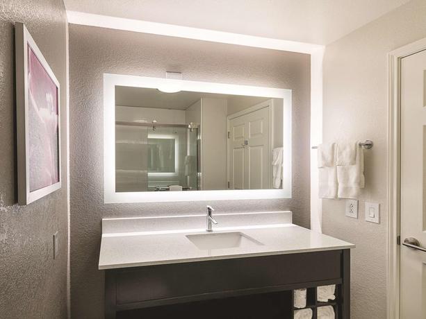 Imagen de la habitación del Hotel La Quinta Inn & Suites by Wyndham Arlington North 6 Flags Dr. Foto 5