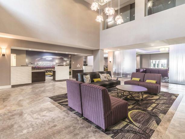 Imagen de los interiores del Hotel La Quinta Inn & Suites by Wyndham Arlington North 6 Flags Dr. Foto 12