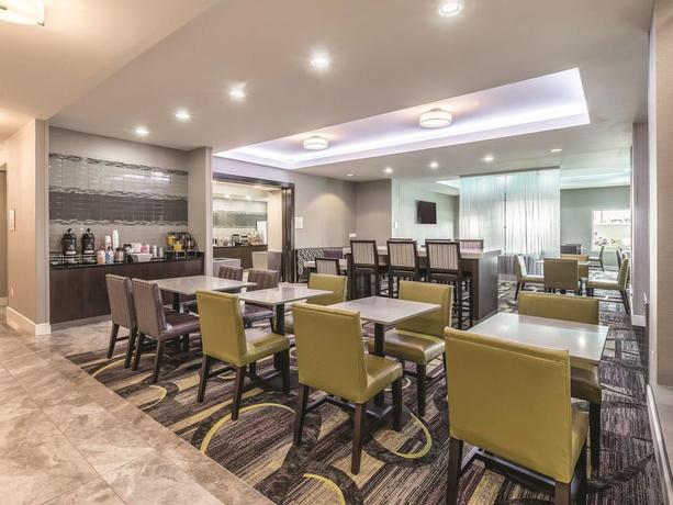 Imagen del bar/restaurante del Hotel La Quinta Inn & Suites by Wyndham Arlington North 6 Flags Dr. Foto 2