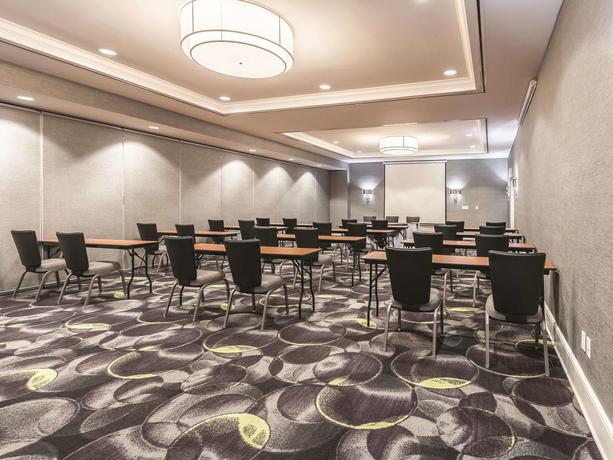 Imagen de los interiores del Hotel La Quinta Inn & Suites by Wyndham Arlington North 6 Flags Dr. Foto 14