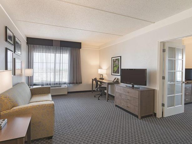 Imagen de la habitación del Hotel La Quinta Inn & Suites by Wyndham Arlington North 6 Flags Dr. Foto 9