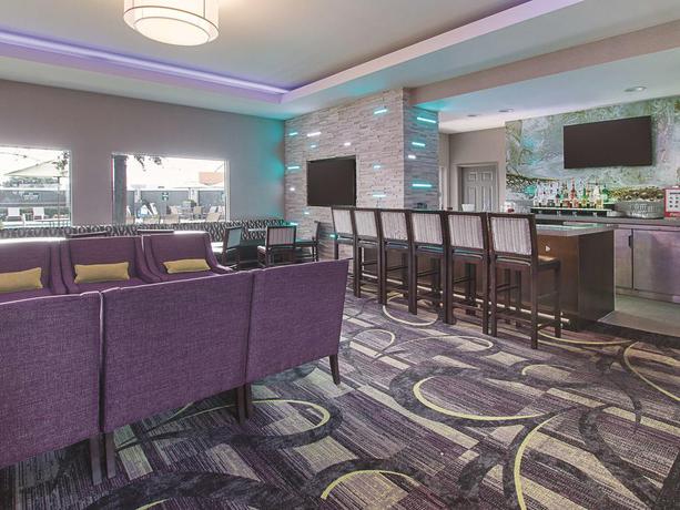 Imagen del bar/restaurante del Hotel La Quinta Inn & Suites by Wyndham Arlington North 6 Flags Dr. Foto 3