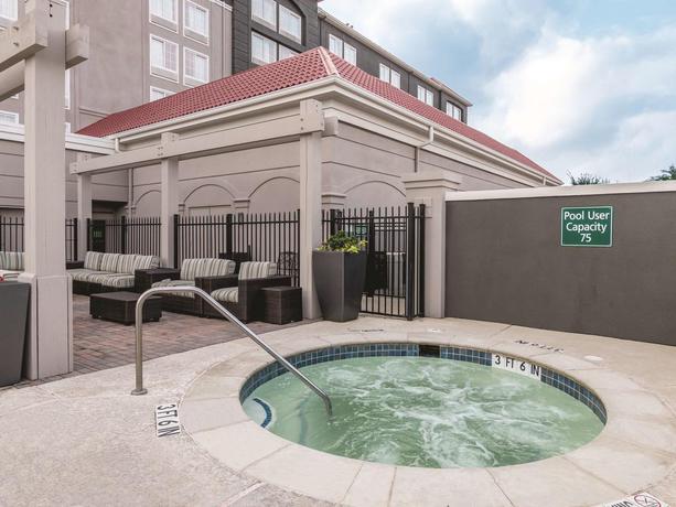 Imagen de los exteriores del Hotel La Quinta Inn & Suites by Wyndham Arlington North 6 Flags Dr. Foto 11