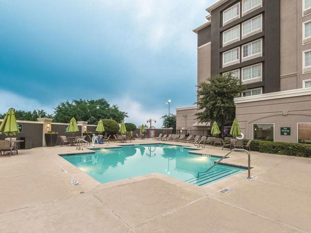 Imagen de la piscina del Hotel La Quinta Inn & Suites by Wyndham Arlington North 6 Flags Dr. Foto 15