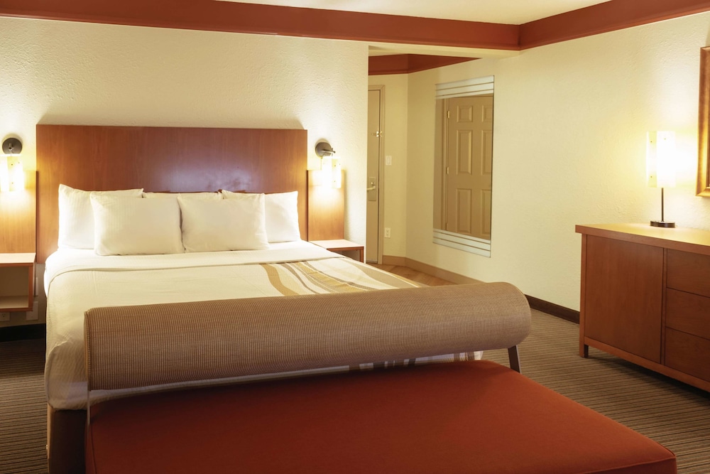 Imagen de la habitación del Hotel La Quinta Inn & Suites by Wyndham Atlanta Ballpark/Galleria. Foto 2