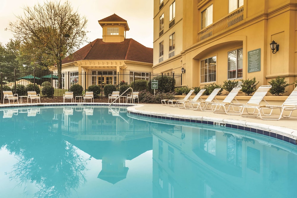 Imagen de la piscina del Hotel La Quinta Inn & Suites by Wyndham Atlanta Ballpark/Galleria. Foto 20