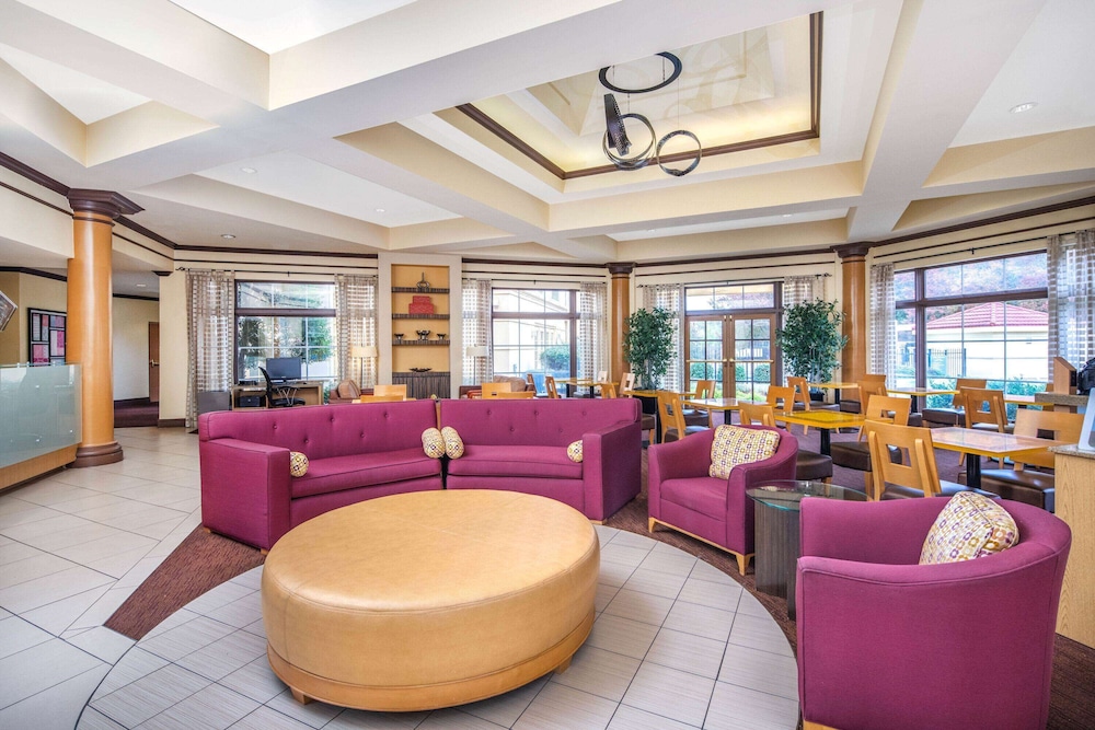 Imagen de los interiores del Hotel La Quinta Inn & Suites by Wyndham Atlanta Ballpark/Galleria. Foto 18