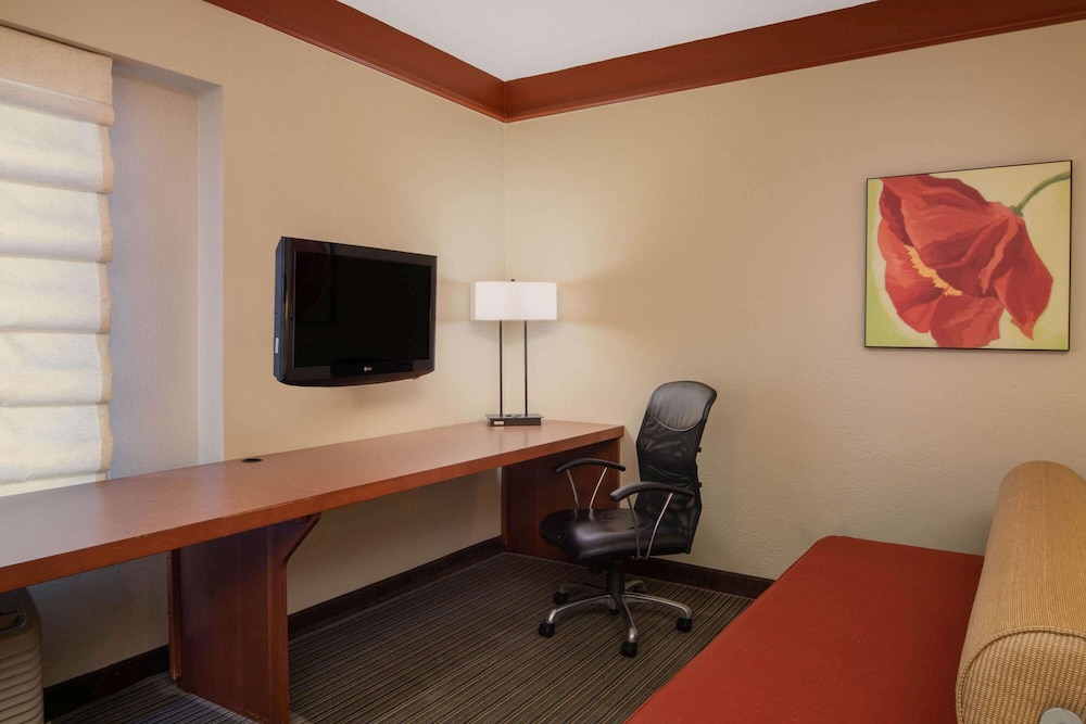 Imagen de la habitación del Hotel La Quinta Inn & Suites by Wyndham Atlanta Ballpark/Galleria. Foto 11