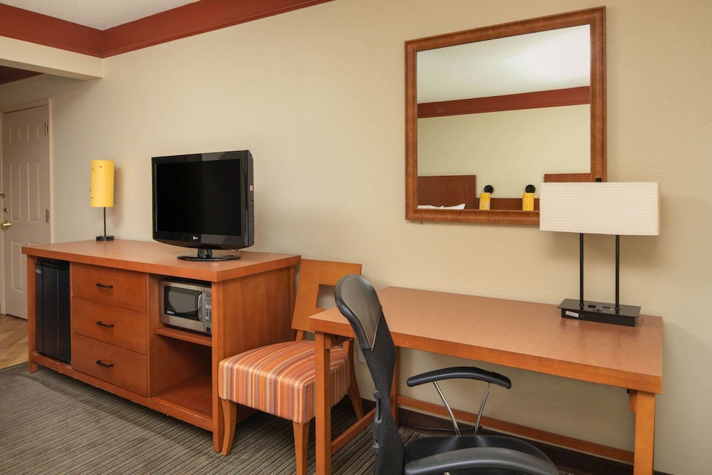 Imagen de la habitación del Hotel La Quinta Inn & Suites by Wyndham Atlanta Ballpark/Galleria. Foto 13