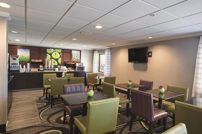 Imagen del bar/restaurante del Hotel La Quinta Inn & Suites by Wyndham Baton Rouge Siegen Lane. Foto 5