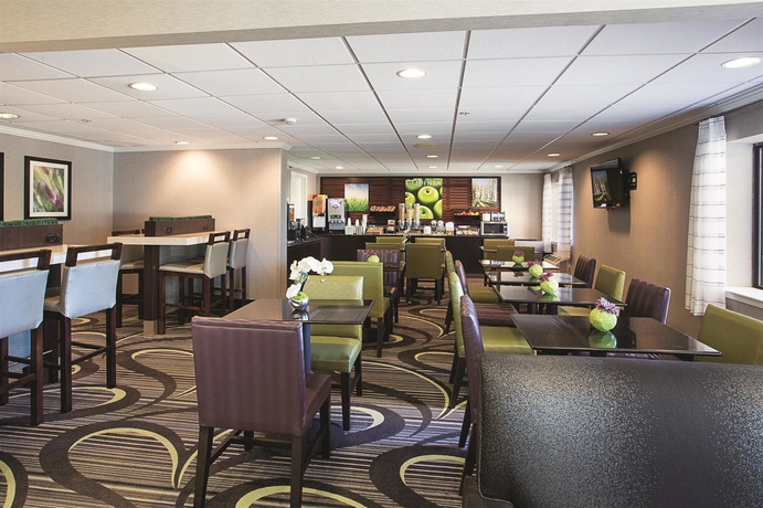 Imagen del bar/restaurante del Hotel La Quinta Inn & Suites by Wyndham Baton Rouge Siegen Lane. Foto 6