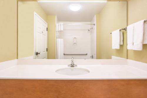 Imagen de la habitación del Hotel La Quinta Inn & Suites by Wyndham Bentonville. Foto 4