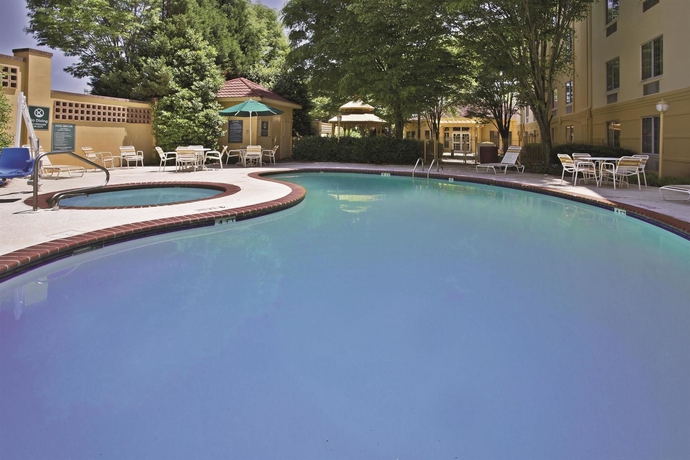 Imagen de la piscina del Hotel La Quinta Inn & Suites by Wyndham Birmingham Homewood. Foto 16