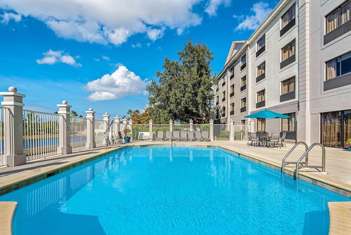 Imagen de la piscina del Hotel La Quinta Inn & Suites by Wyndham Bonita Springs Naples N.. Foto 17