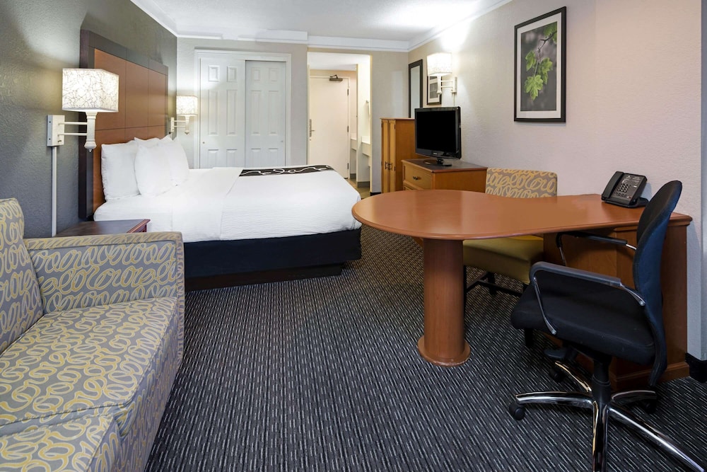 Imagen de la habitación del Hotel La Quinta Inn & Suites by Wyndham Buena Park. Foto 8