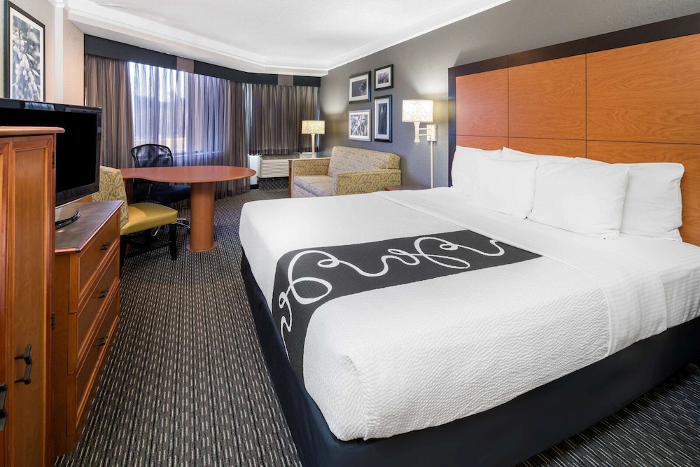 Imagen de la habitación del Hotel La Quinta Inn & Suites by Wyndham Buena Park. Foto 12