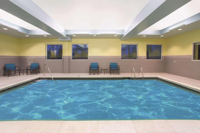 Imagen de la piscina del Hotel La Quinta Inn & Suites by Wyndham Buffalo Amherst. Foto 18