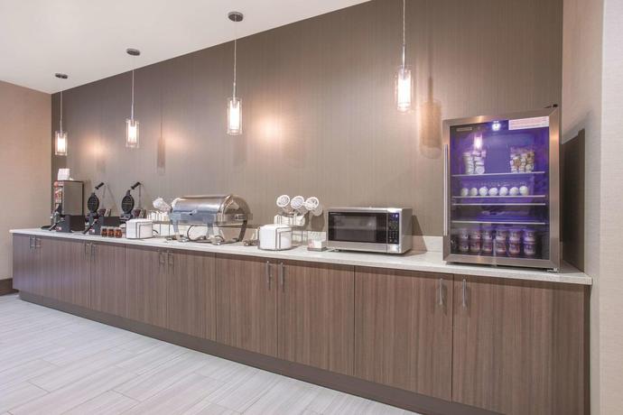 Imagen del bar/restaurante del Hotel La Quinta Inn & Suites by Wyndham Buffalo Amherst. Foto 7