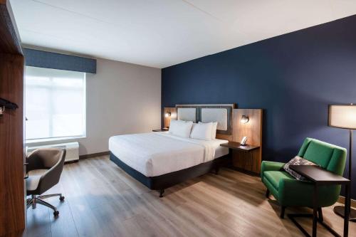 Imagen de la habitación del Hotel La Quinta Inn & Suites by Wyndham Chattanooga Downtown/South. Foto 12