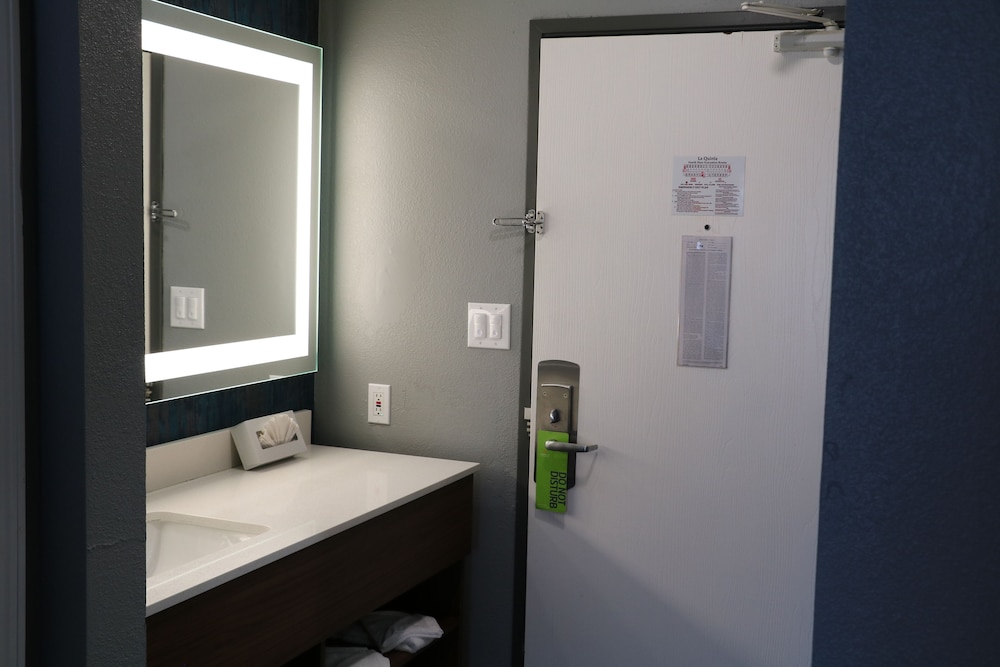 Imagen de la habitación del Hotel La Quinta Inn & Suites by Wyndham Chicago Gurnee. Foto 11