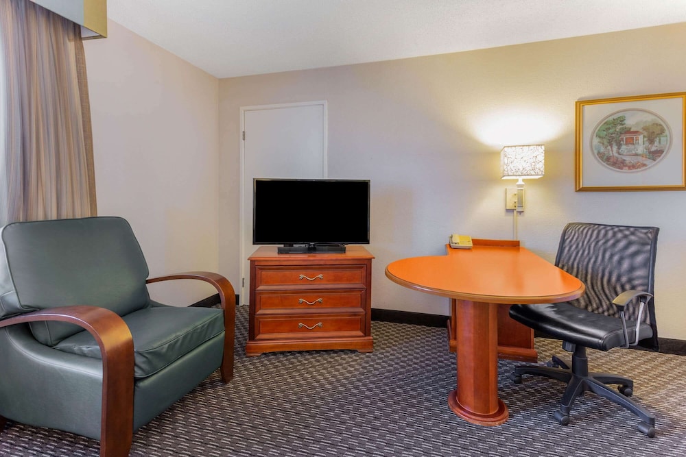 Imagen de la habitación del Hotel La Quinta Inn & Suites by Wyndham Chicago Gurnee. Foto 15