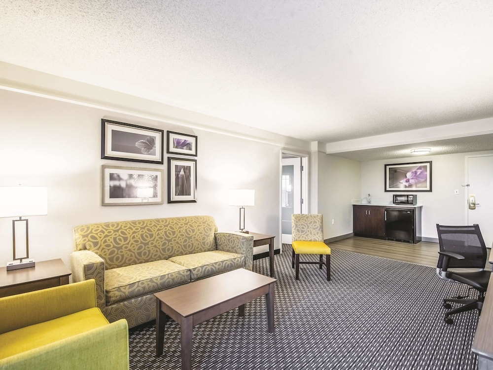 Imagen de la habitación del Hotel La Quinta Inn & Suites by Wyndham Cincinnati Sharonville. Foto 1