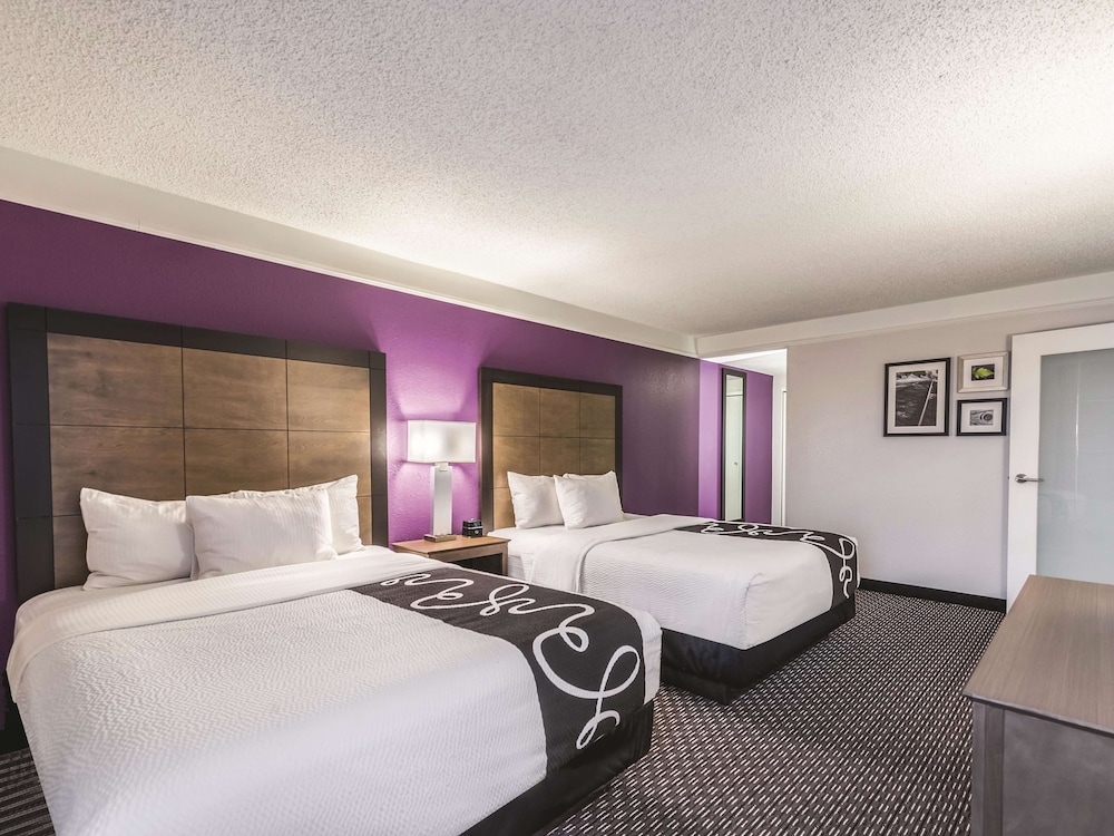 Imagen de la habitación del Hotel La Quinta Inn & Suites by Wyndham Cincinnati Sharonville. Foto 2