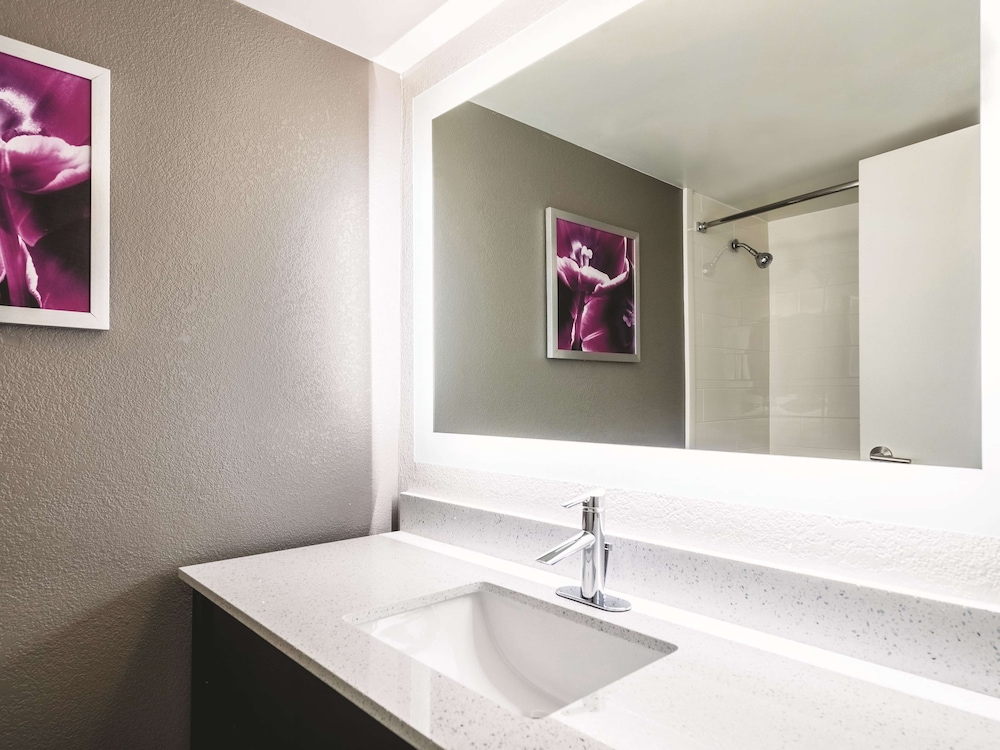 Imagen de la habitación del Hotel La Quinta Inn & Suites by Wyndham Cincinnati Sharonville. Foto 4