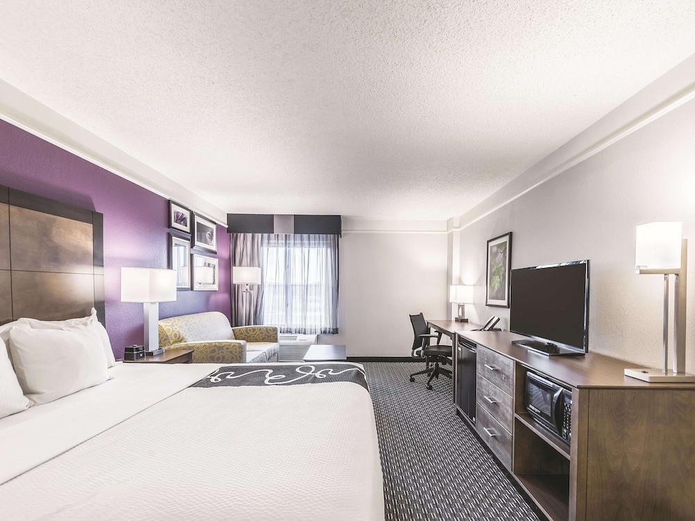 Imagen de la habitación del Hotel La Quinta Inn & Suites by Wyndham Cincinnati Sharonville. Foto 5