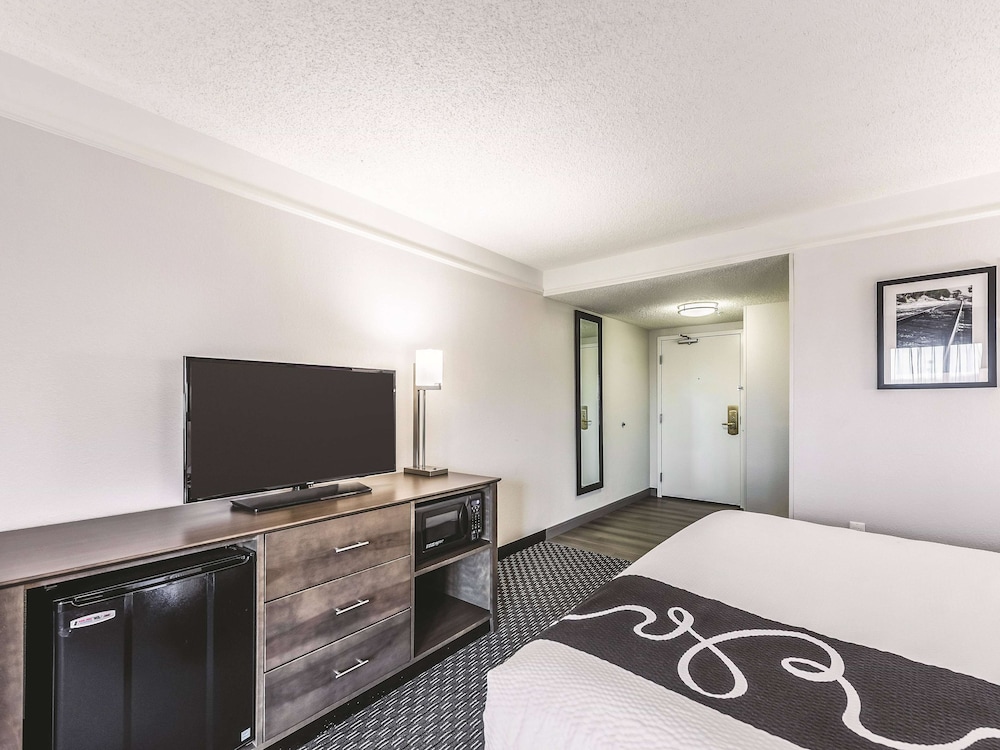 Imagen de la habitación del Hotel La Quinta Inn & Suites by Wyndham Cincinnati Sharonville. Foto 6