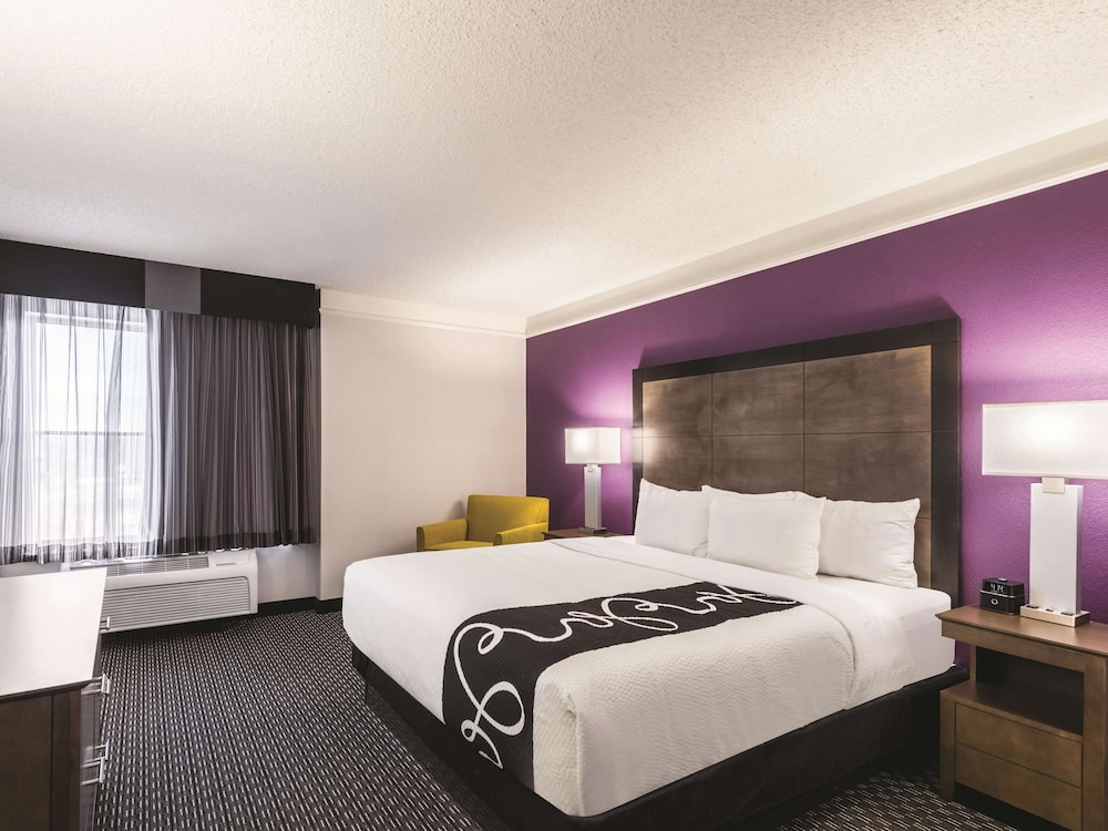 Imagen de la habitación del Hotel La Quinta Inn & Suites by Wyndham Cincinnati Sharonville. Foto 10