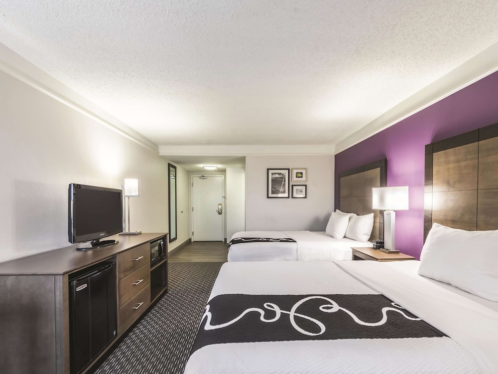 Imagen de la habitación del Hotel La Quinta Inn & Suites by Wyndham Cincinnati Sharonville. Foto 11