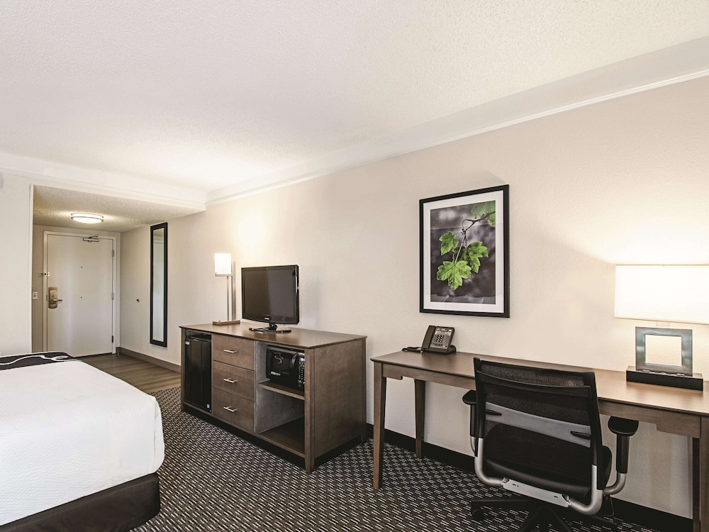 Imagen de la habitación del Hotel La Quinta Inn & Suites by Wyndham Cincinnati Sharonville. Foto 14