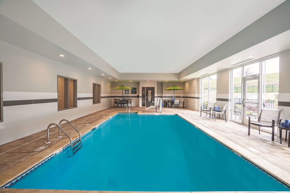 Imagen de la piscina del Hotel La Quinta Inn & Suites by Wyndham Cleveland TN. Foto 20